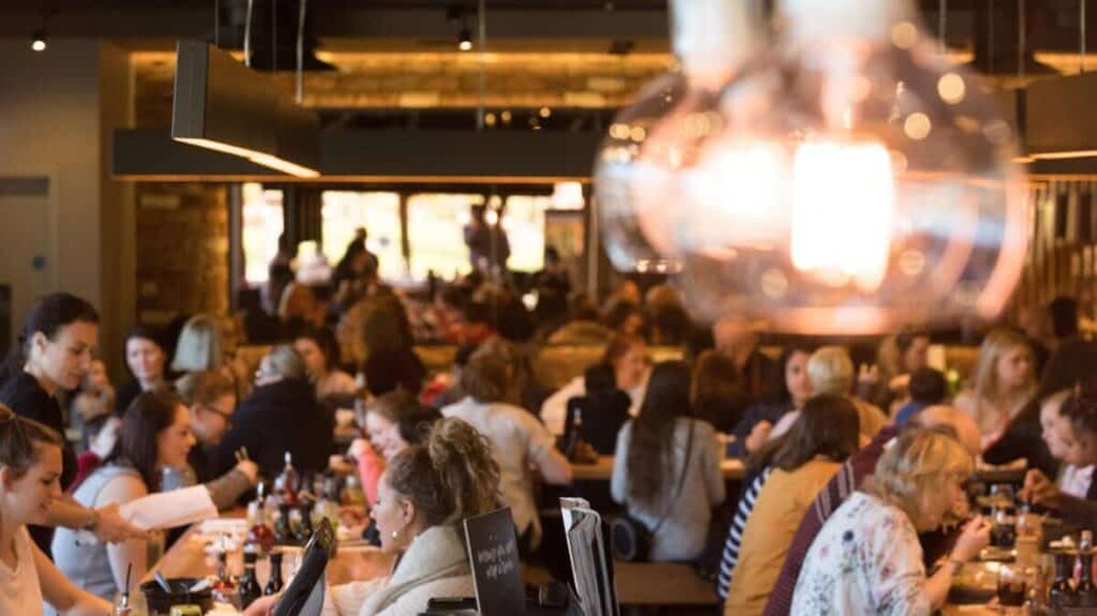 Cheltuielile pentru restaurante și mâncăruri la pachet scad, în timp ce britanicii își fac planuri pentru Crăciun