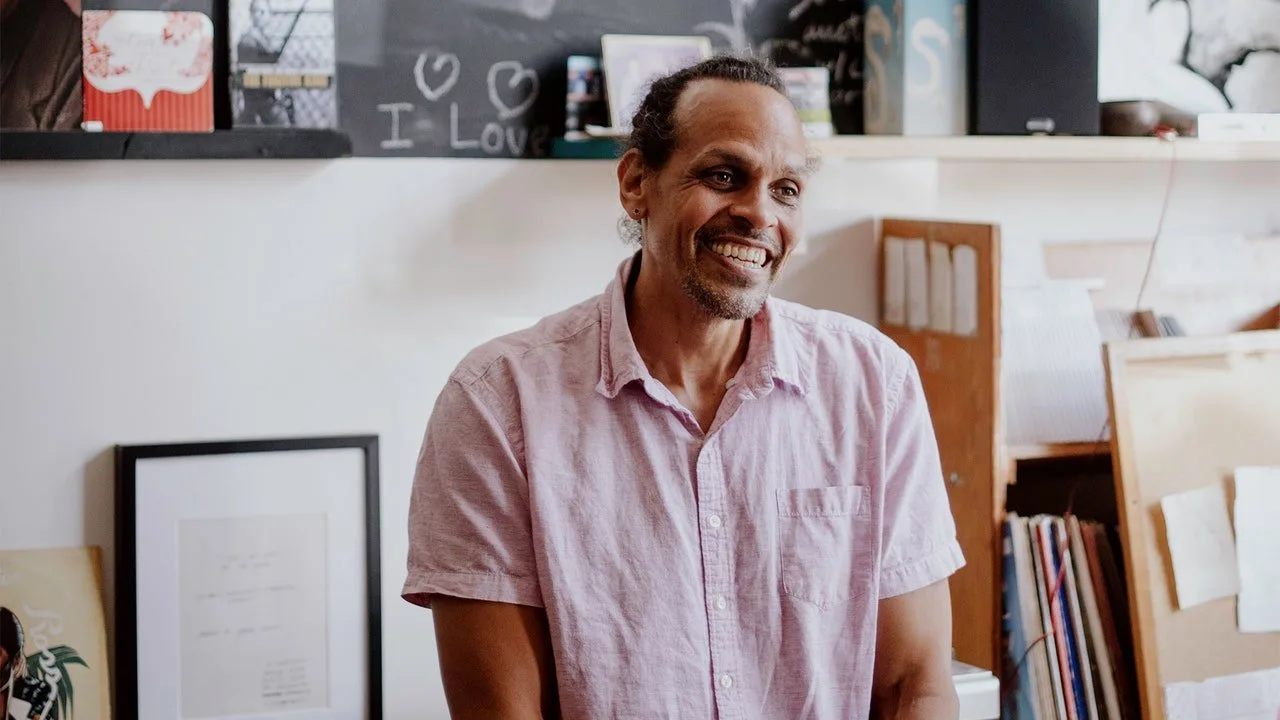 Ross Gay rămâne conectat cu reprize de internet și mere forjate pentru a împărtăși