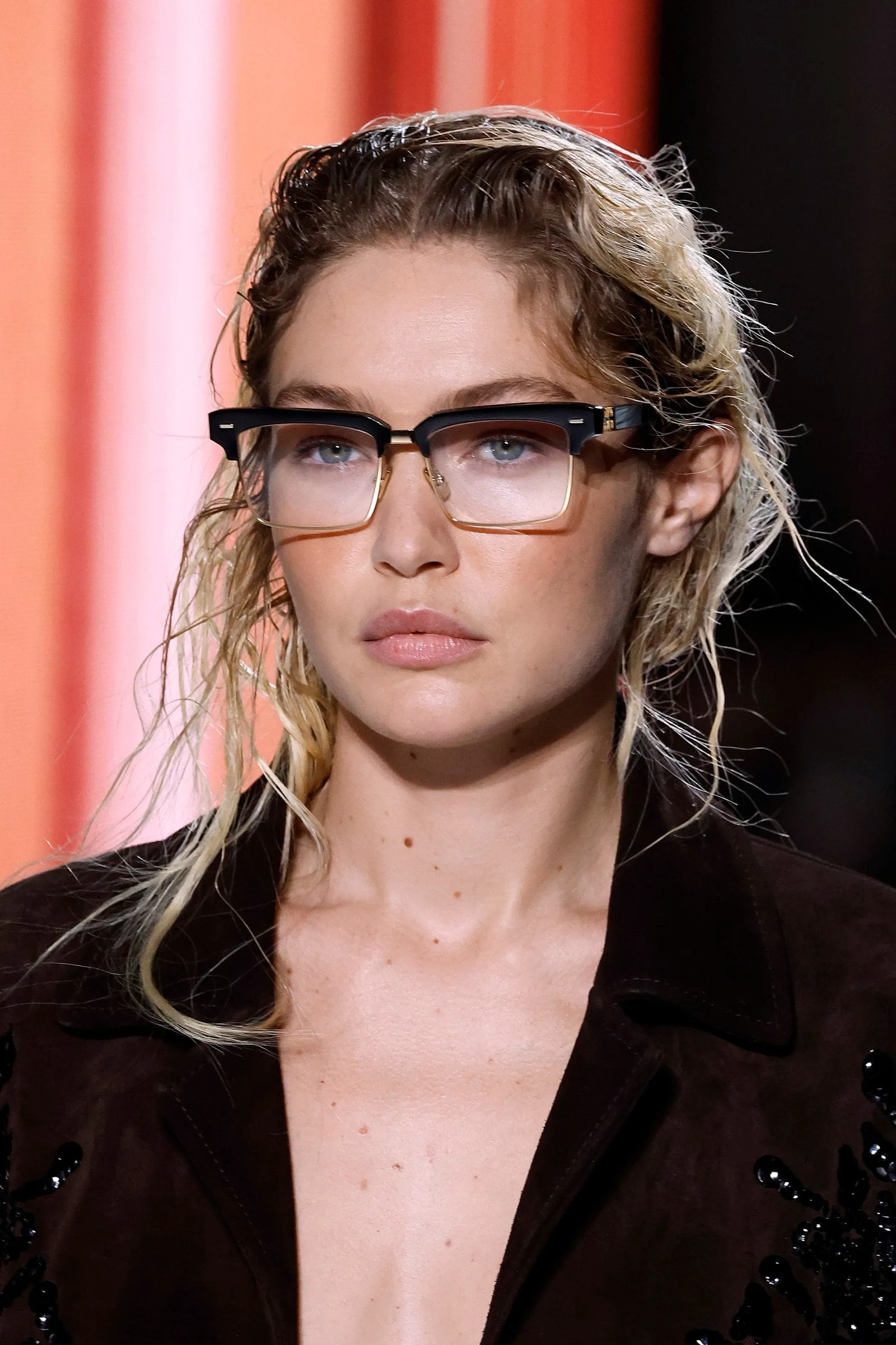 Dacă ai face duș și apoi ai merge direct în pat, ai arăta exact ca Gigi Hadid la Miu Miu – Vezi foto