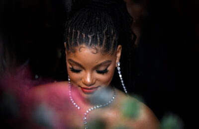 Cele două fire de păr micuțe și perfect ondulate ale lui Halle Bailey sunt tot ceea ce păstrez astăzi – Vezi poze
