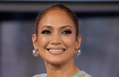 Jennifer Lopez a mers la două spectacole din Las Vegas cu o coafură pe care am putea-o face cu toții – Vezi video