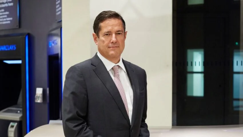 Fostul șef al Barclays, Jes Staley, amendat cu 1,8 milioane de lire sterline în urma scandalului Jeffrey Epstein