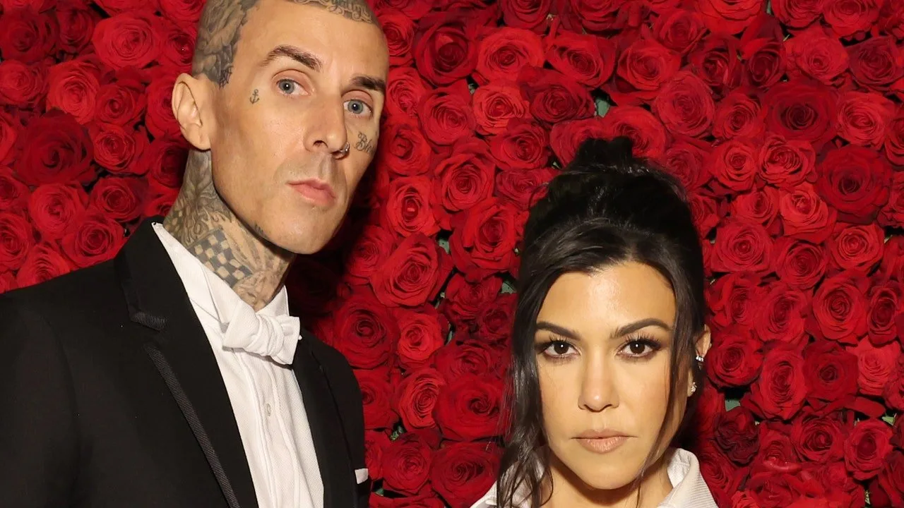 Kourtney Kardashian și Travis Barker ar fi putut ieși direct de pe platoul de filmare de la „Beetlejuice” – Vezi poze