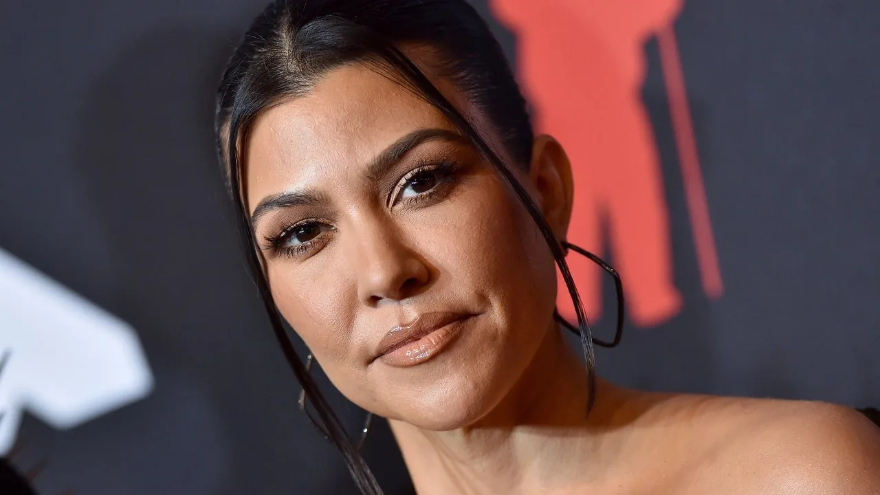 Look-ul vrăjitoresc al lui Kourtney Kardashian include o manichiură surprinzătoare – Vezi poze