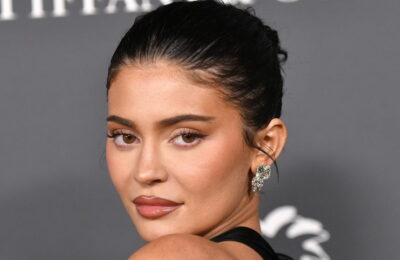Nu ai mai văzut niciodată unghii atât de scurte la Kylie Jenner – Vezi poze