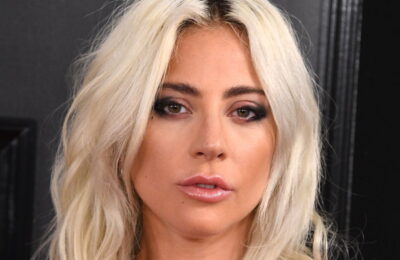 Lady Gaga trebuie să se fi călătorit în timp până în anii ’70 pentru a-și face noua tunsoare – Vezi fotografiile