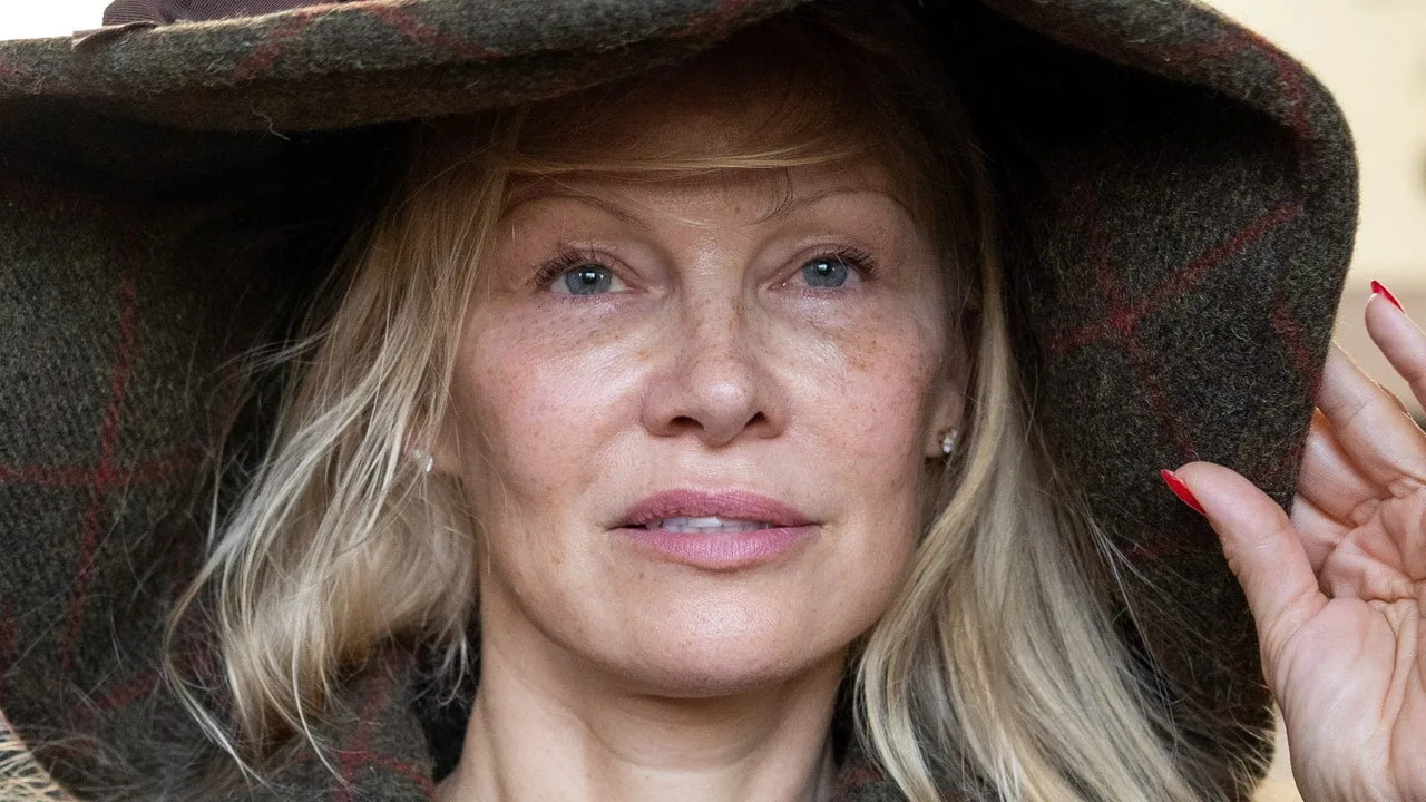 Pamela Anderson a dezvăluit motivul pentru care nu s-a mai machiat la Săptămâna Modei de la Paris – Vezi video