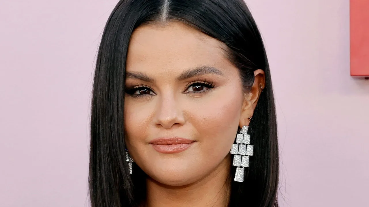 Selena Gomez tocmai a dus frumusețea monocromă la un alt nivel – Vezi fotografiile
