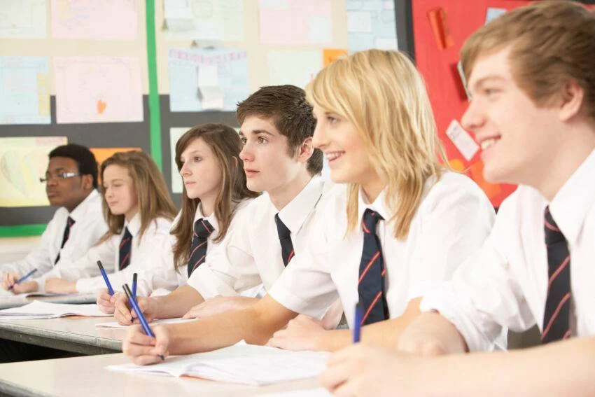 Sunak elimină A-levels și T-levels, combinându-le în noul stil de bacalaureat „Advanced British Standard”, elevii urmând să studieze cinci materii, inclusiv matematică și engleză, până la 18 ani.