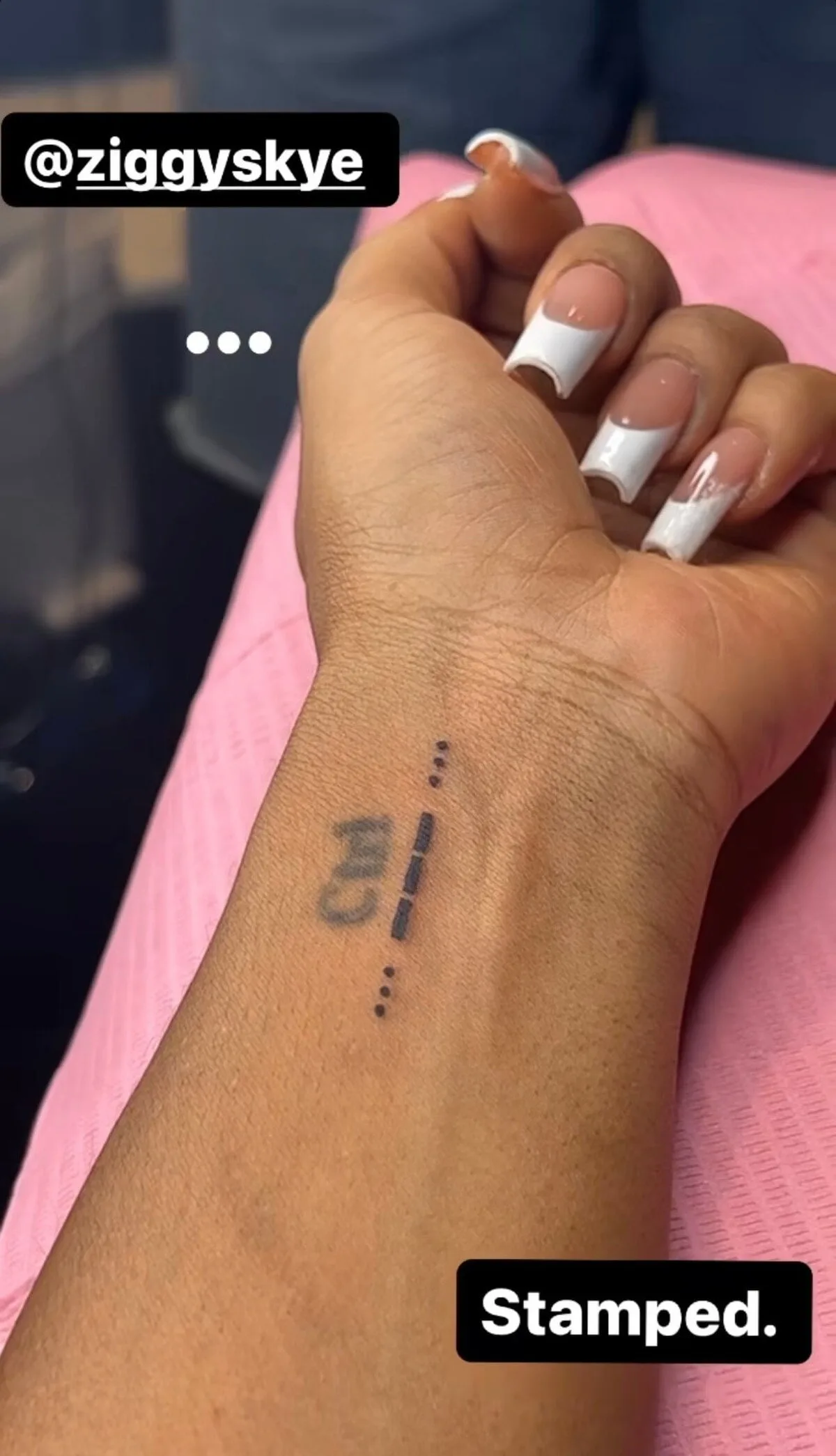 SZA și-a făcut un tatuaj în cod Morse în culisele propriului spectacol – Vezi foto