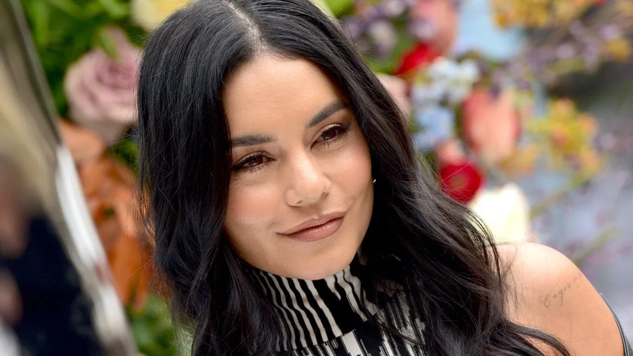 Vanessa Hudgens și-a dat seama care este coafura ideală pentru a o purta cu o pălărie casual de vrăjitoare – Vezi foto