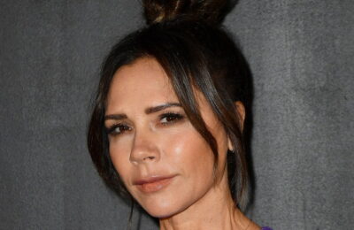 Victoria Beckham iubind tendința manichiurii lăptoase nu ar putea avea mai mult sens – Vezi poze