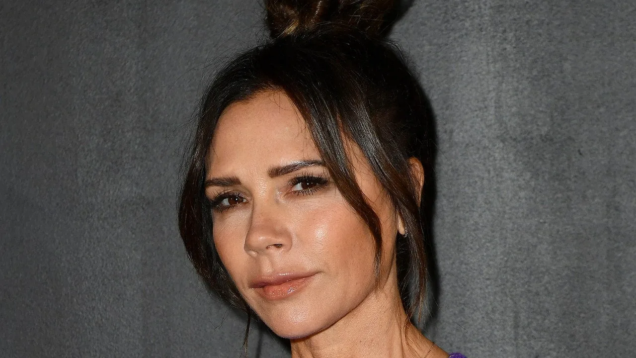 Victoria Beckham iubind tendința manichiurii lăptoase nu ar putea avea mai mult sens – Vezi poze