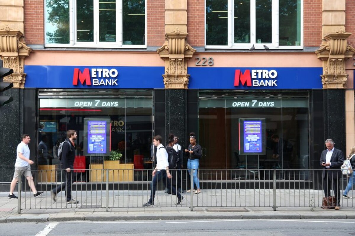 Metro Bank reduce cu 20% din forța de muncă, în timp ce „revizuiește” programul de deschidere de șapte zile