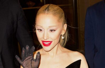 Ariana Grande îl susține pe Ethan Slater în timpul serii de deschidere a spectacolului Spamalot