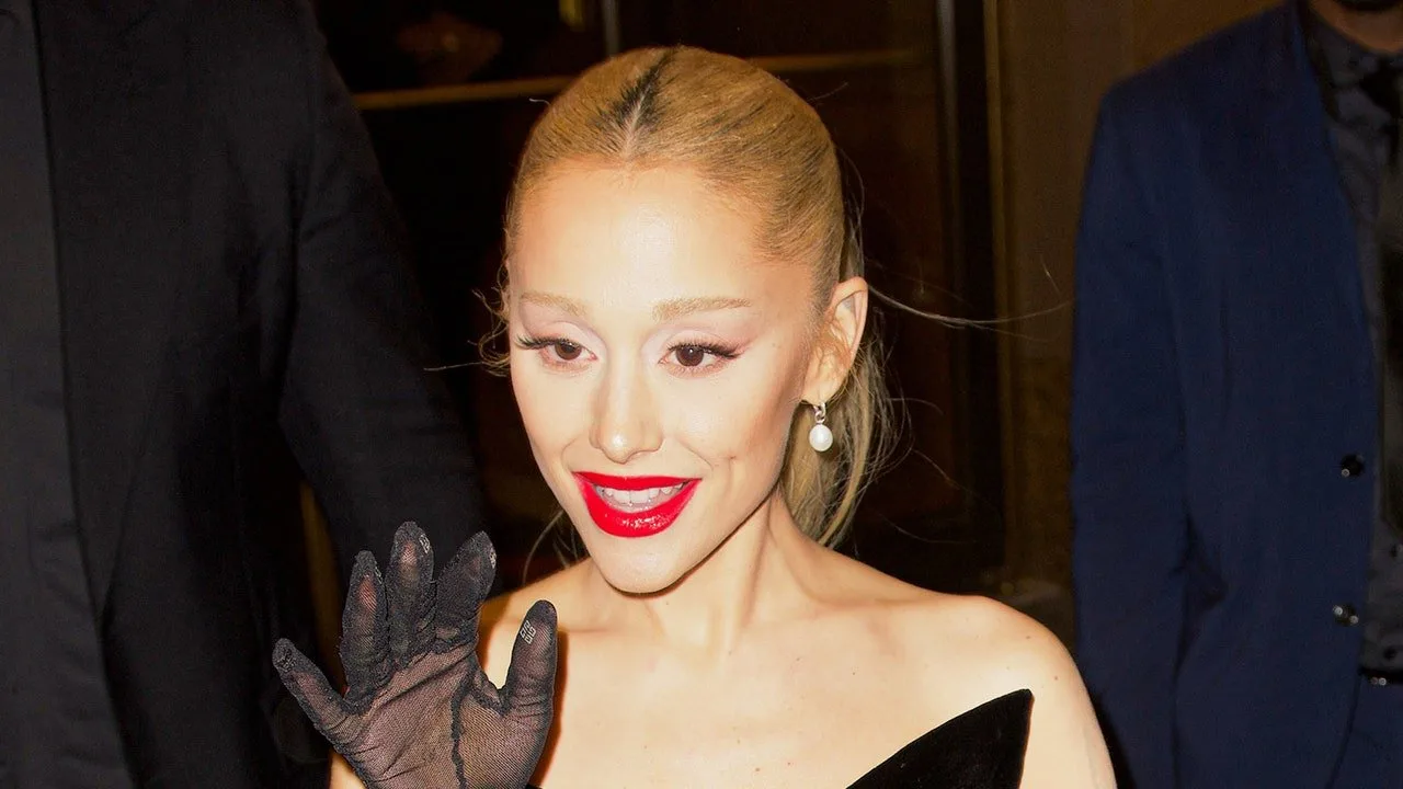 Ariana Grande îl susține pe Ethan Slater în timpul serii de deschidere a spectacolului Spamalot