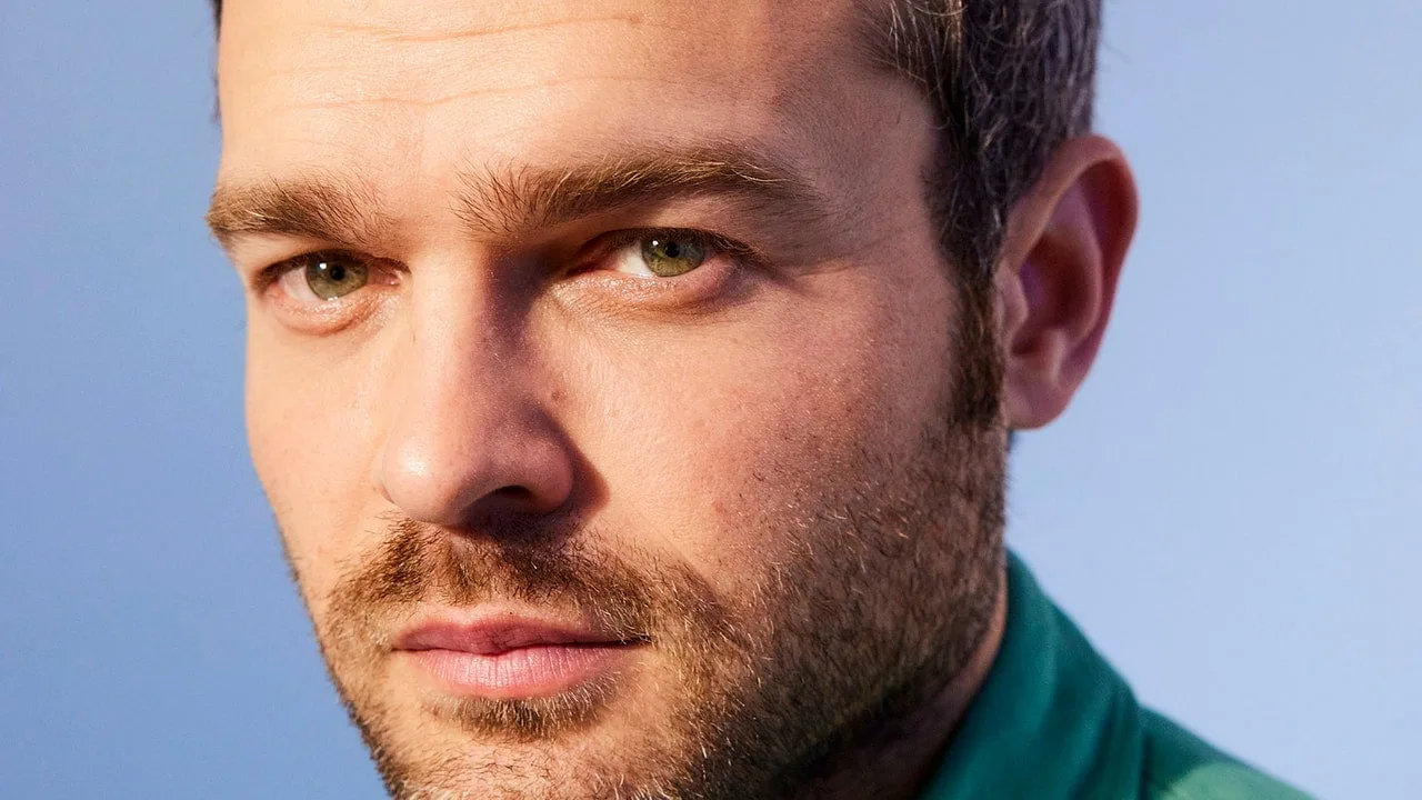 Alden Ehrenreich despre realizarea filmului „Oppenheimer”, viața după „Solo” și revenirea în lumina reflectoarelor