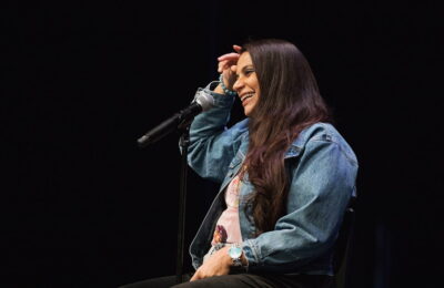 „Cu toții avem nevoie de un râs”: 20 de ani de la Festivalul de comedie arabo-americană