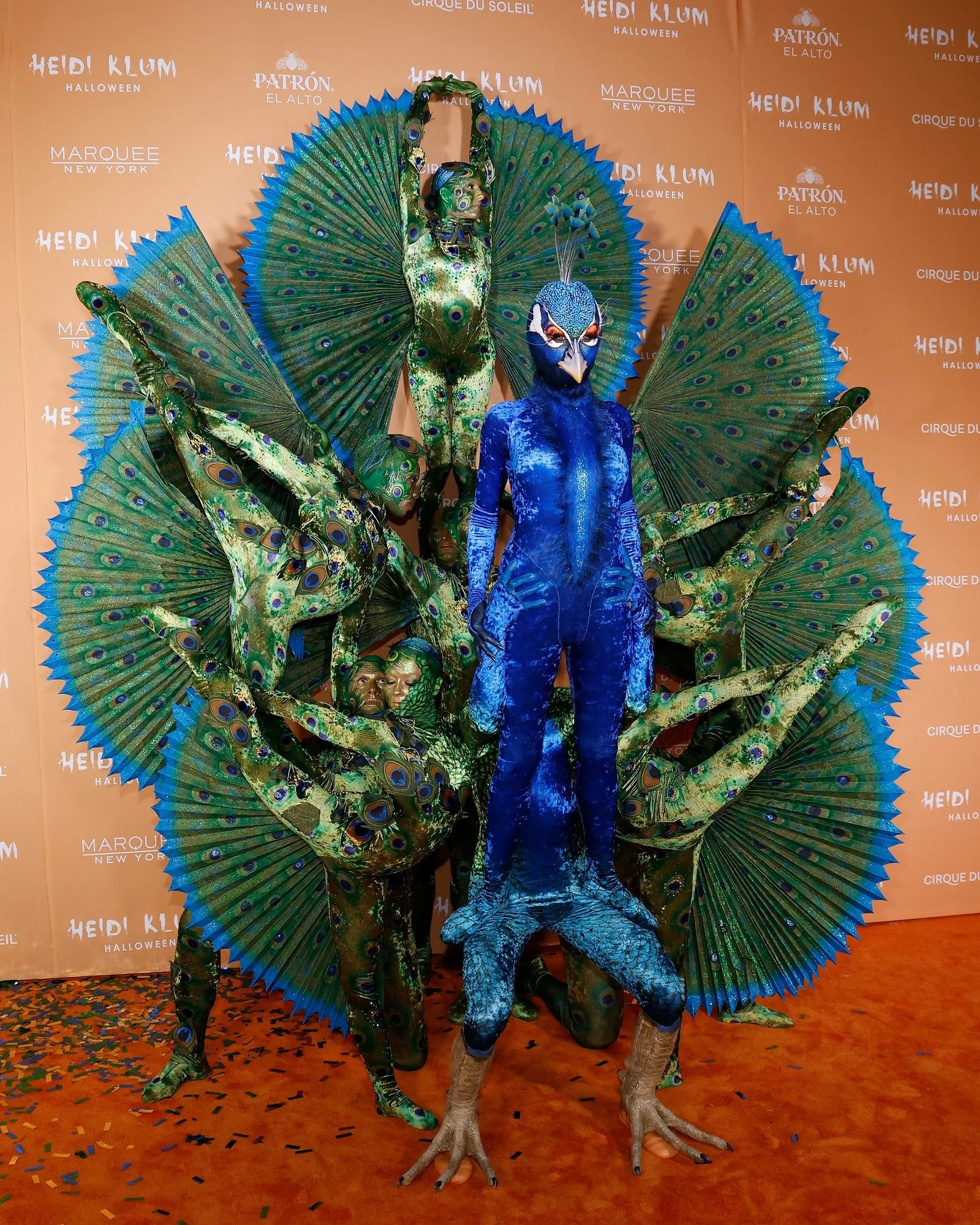 Costumul de Halloween al lui Heidi Klum a necesitat o întreagă echipă de dansatori de la Cirque du Soleil – Vezi poze