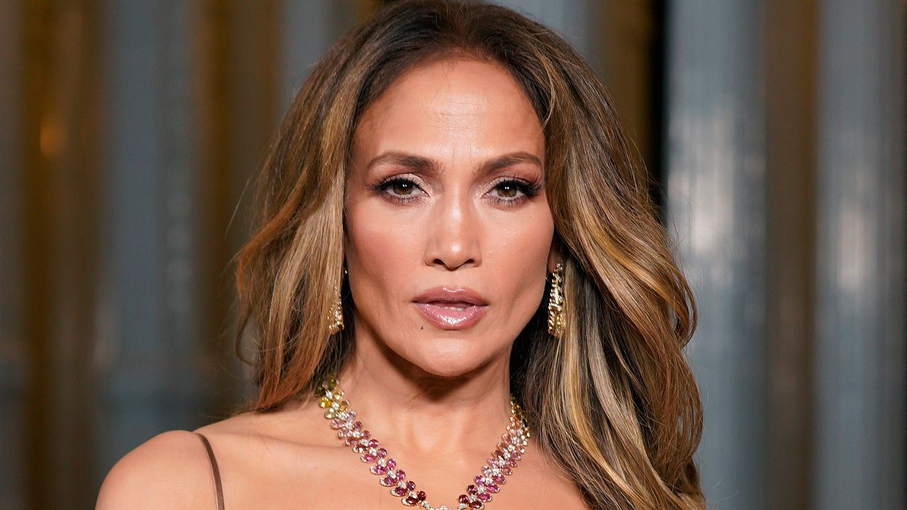 Jennifer Lopez a dezvăluit, în sfârșit, secretul machiajului ei semnătură pentru ochi – Vezi video