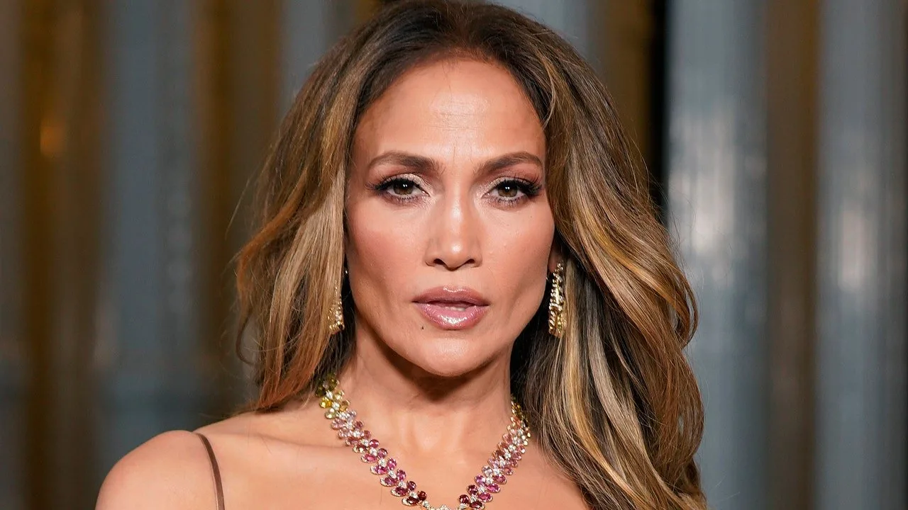 Jennifer Lopez a dezvăluit, în sfârșit, secretul machiajului ei semnătură pentru ochi – Vezi video