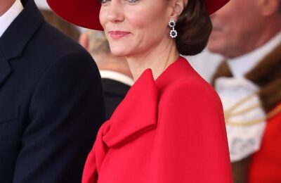 Sunt fascinată de interacțiunea precisă dintre coada joasă și pălăria mare a lui Kate Middleton – Vezi fotografiile