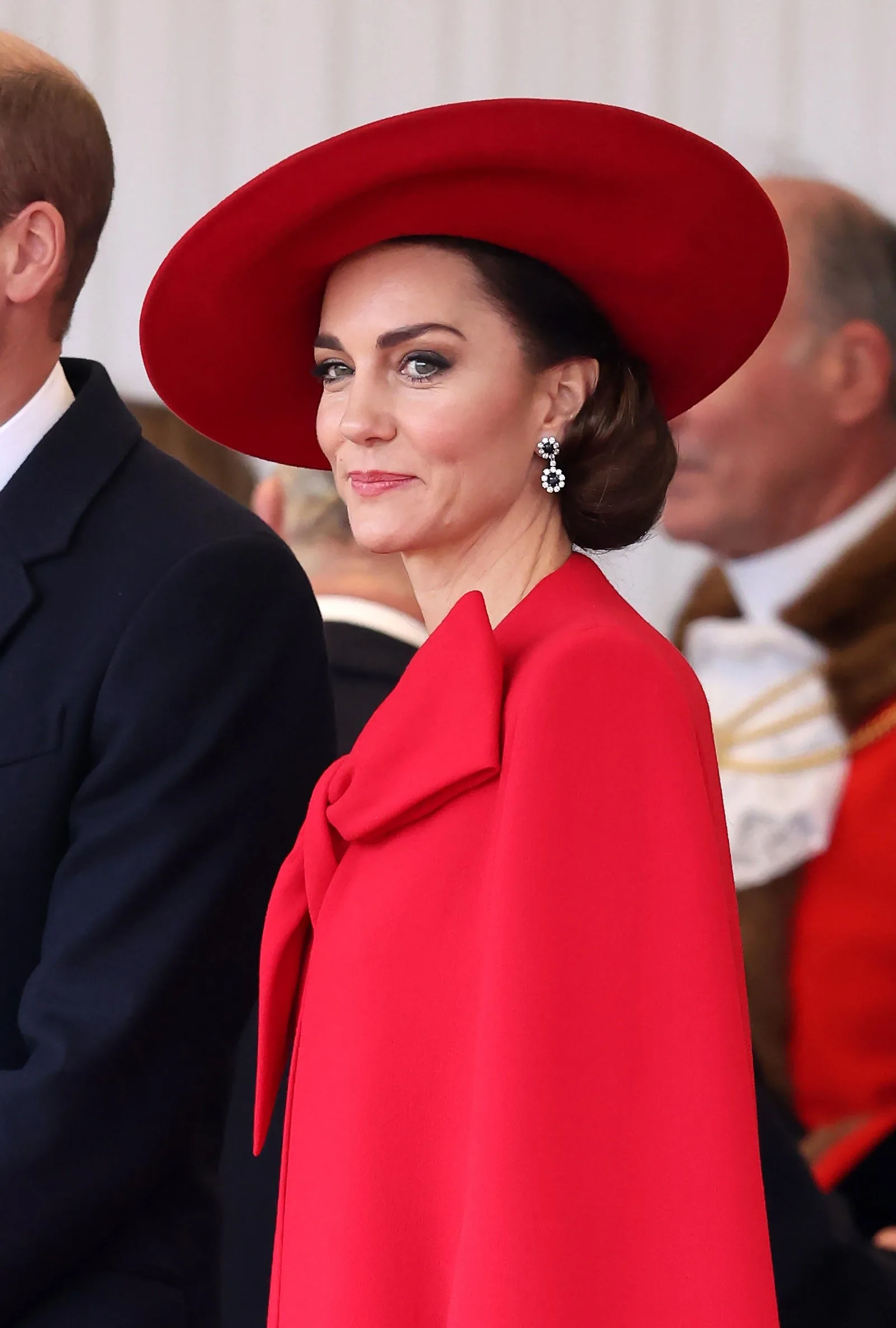 Sunt fascinată de interacțiunea precisă dintre coada joasă și pălăria mare a lui Kate Middleton – Vezi fotografiile