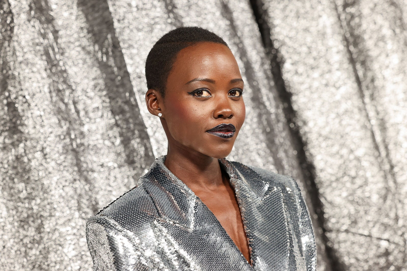 Lupita Nyong’o tocmai m-a convins că rujul negru este un look festiv pentru petrecerile de sărbători – Vezi foto