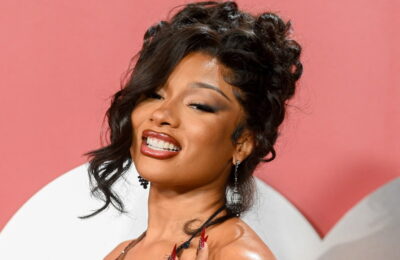 Megan Thee Stallion face în mod miraculos ca o coadă de cal sub o căciulă să arate uimitor – Vezi poze