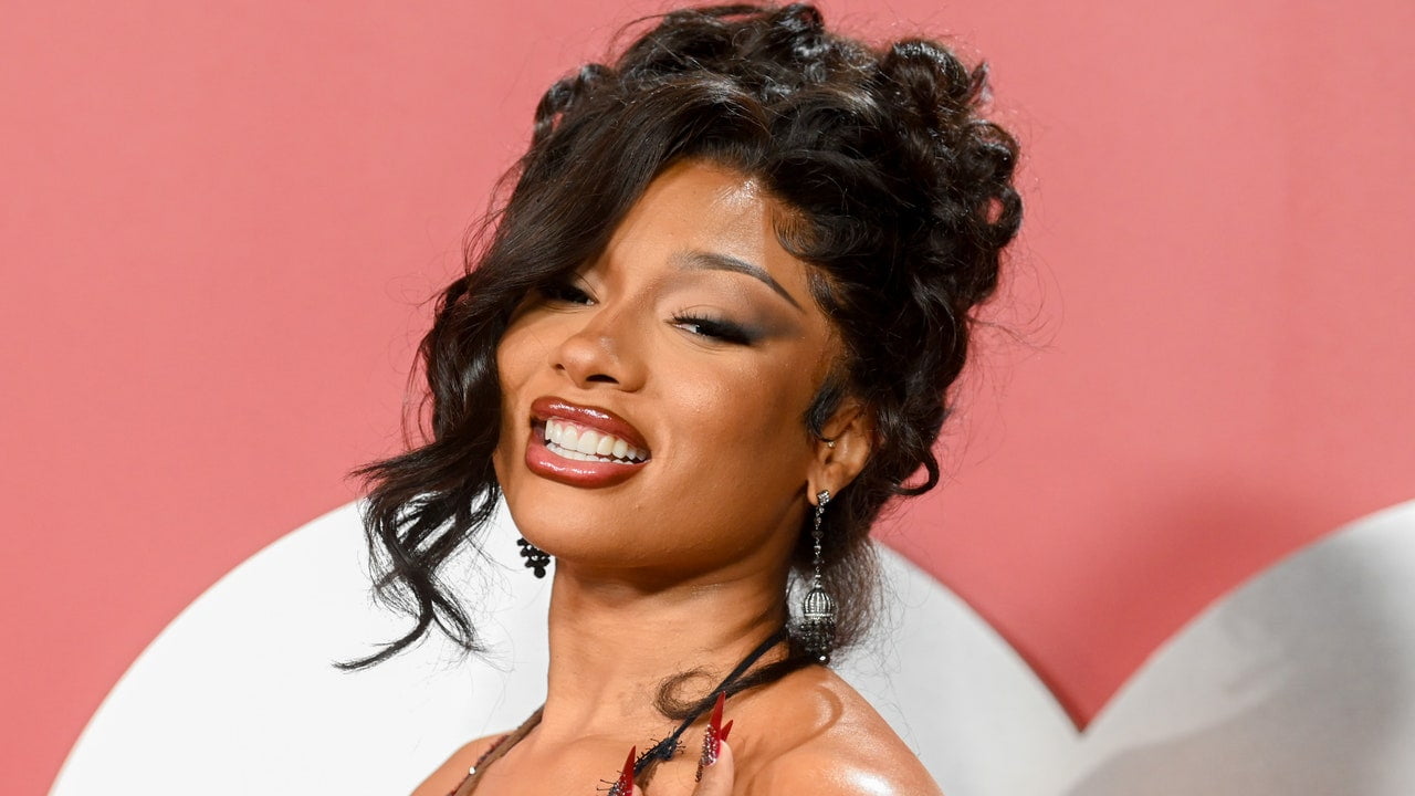 Megan Thee Stallion face în mod miraculos ca o coadă de cal sub o căciulă să arate uimitor – Vezi poze
