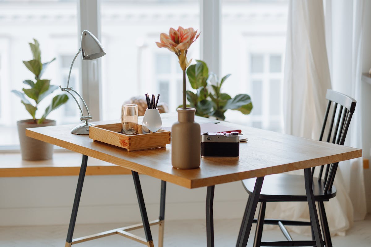 Cum să-ți decorezi casa cu gust utilizând flori artificiale ieftine?