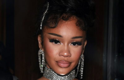 Saweetie înoată practic în propriul păr – Vezi poze