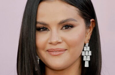 Selena Gomez a făcut ultima schimbare de culoare a părului la care te-ai aștepta pentru iarnă – Vezi fotografiile