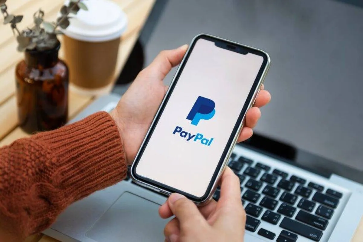 Autoritatea de reglementare acționează împotriva PayPal și QVC, în timp ce tot mai mulți britanici se orientează către „cumpără acum, plătește mai târziu
