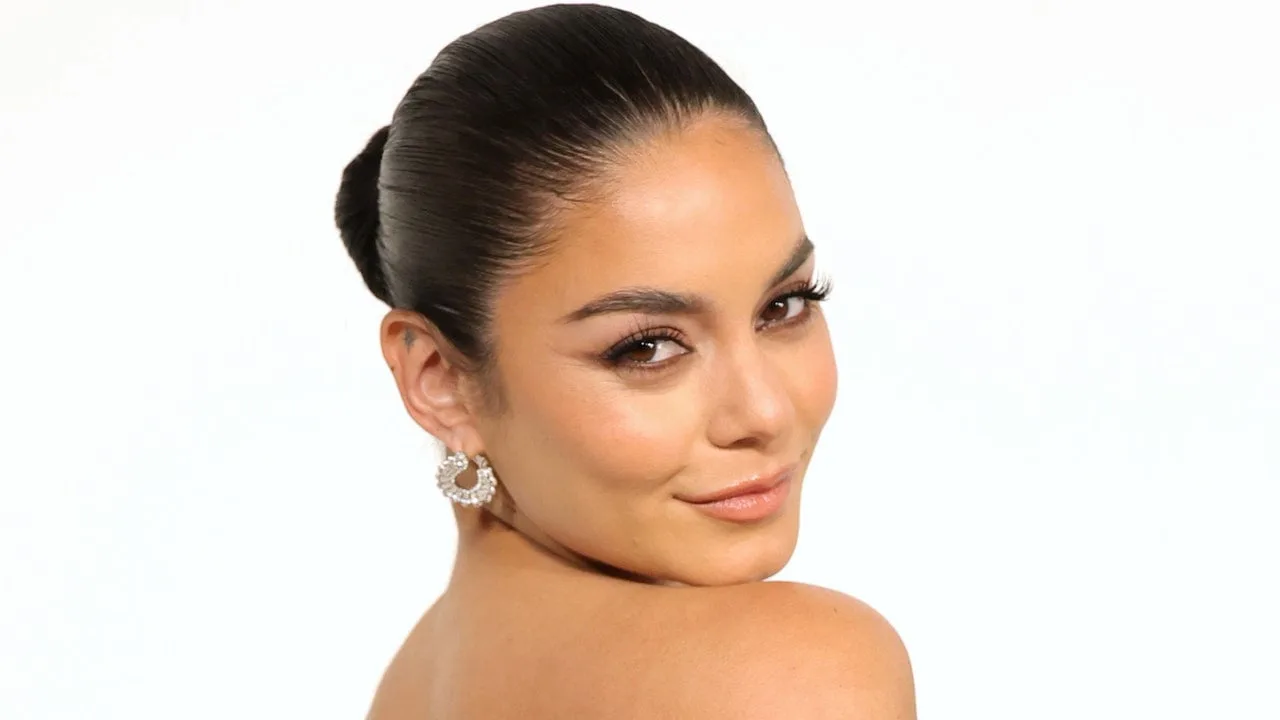 Nu-i așa că Vanessa Hudgens și-a vopsit unghiile cu monede topite? Vezi poze