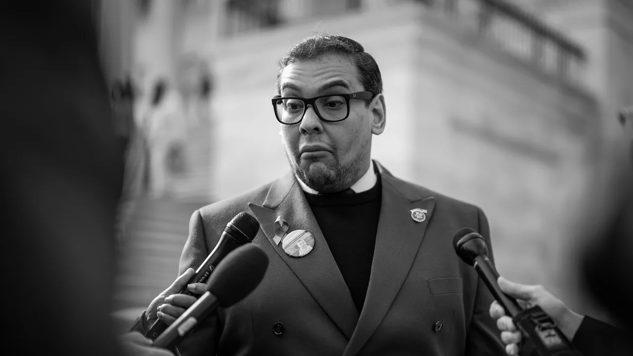 Mike Johnson i-a vorbit lui George Santos despre „opțiunile” sale chiar în momentul în care Santos și-a acuzat colegii că sunt infractori beți care fac sex cu lobbyiști în fiecare noapte