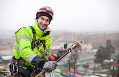 Accesorii esențiale pentru iarnă: de la mănuși la echipamente suplimentare pentru protecție