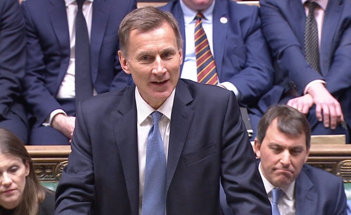 Jeremy Hunt „ar putea dispune de 11 miliarde de lire sterline în plus pentru reduceri de taxe înainte de alegeri”, datorită scăderii costurilor dobânzilor la datorie
