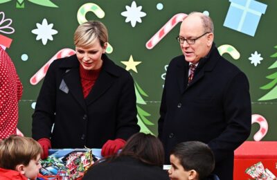 Prințul Albert și Prințesa Charlene de Monaco salută copiii la petrecerea de Crăciun de la Palat