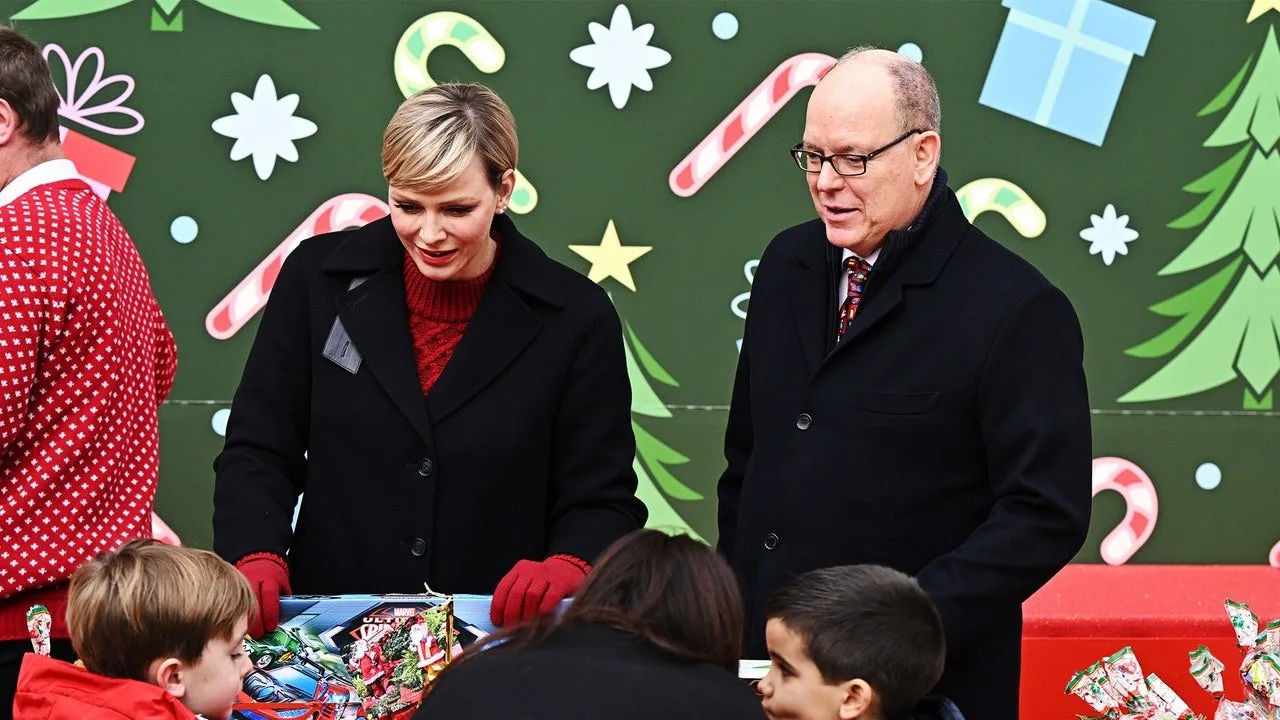 Prințul Albert și Prințesa Charlene de Monaco salută copiii la petrecerea de Crăciun de la Palat
