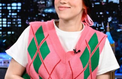Billie Eilish a asortat o șapcă de baseball cu o panglică de păr și cumva funcționează total – Vezi poze