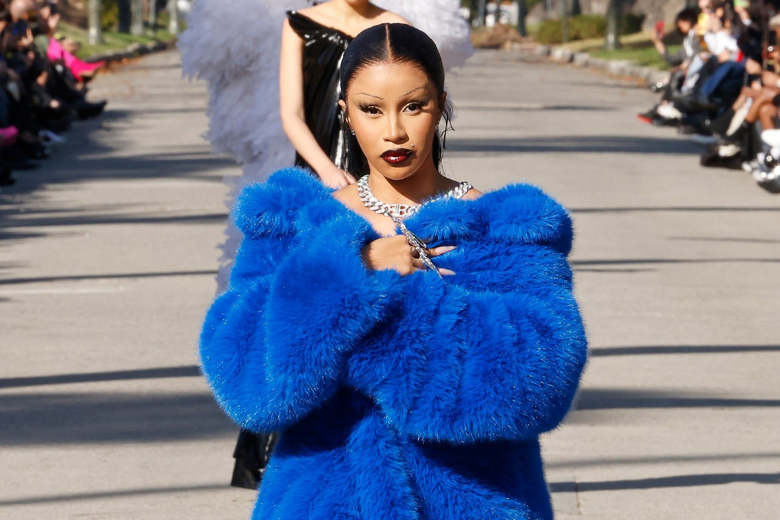 Cardi B arată ca o altă persoană cu sprâncenele subțiri ca un brici din anii ’90 – Vezi fotografiile