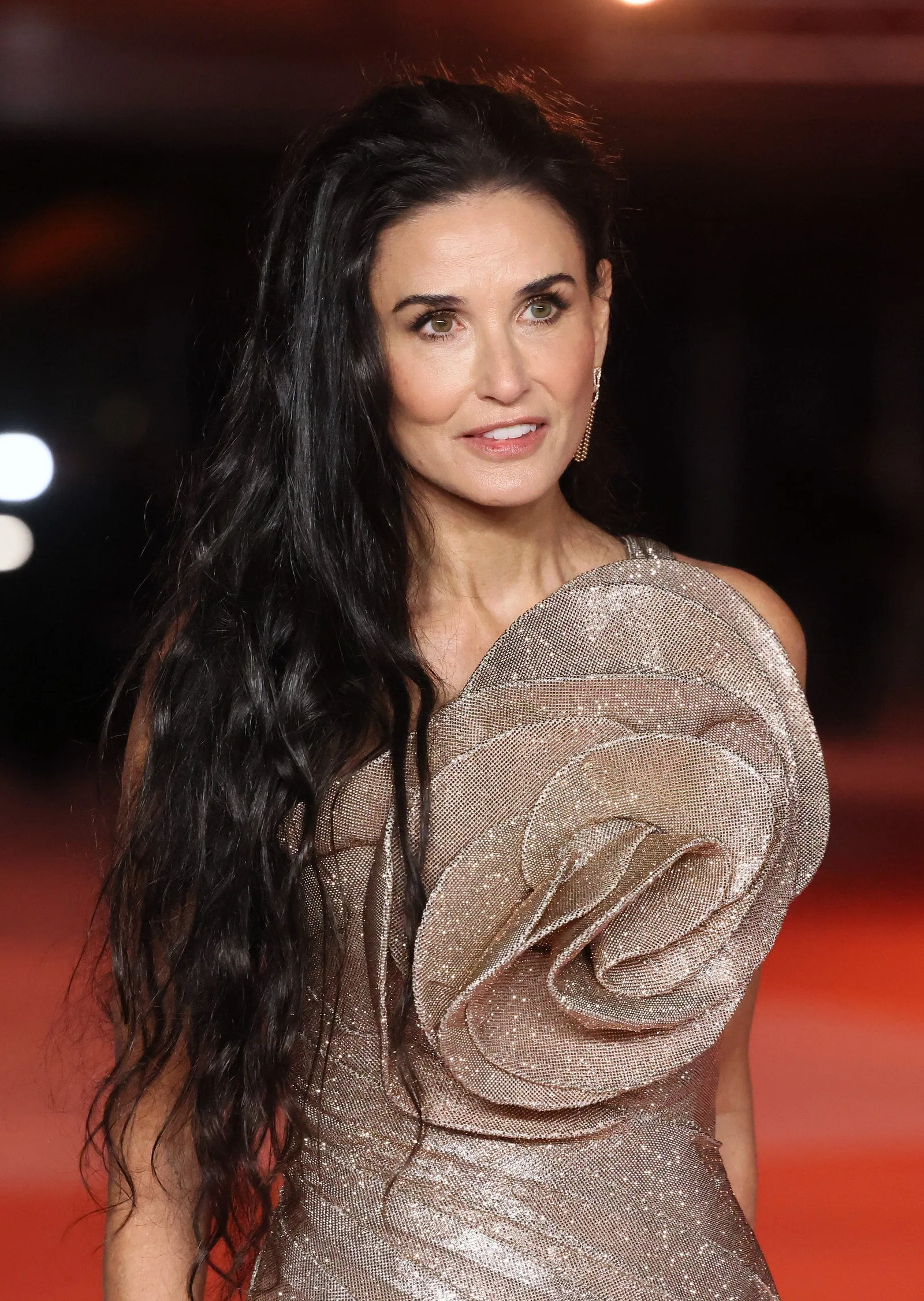 Părul drept caracteristic lui Demi Moore nu se regăsește nicăieri în ultimul ei look – Vezi poze