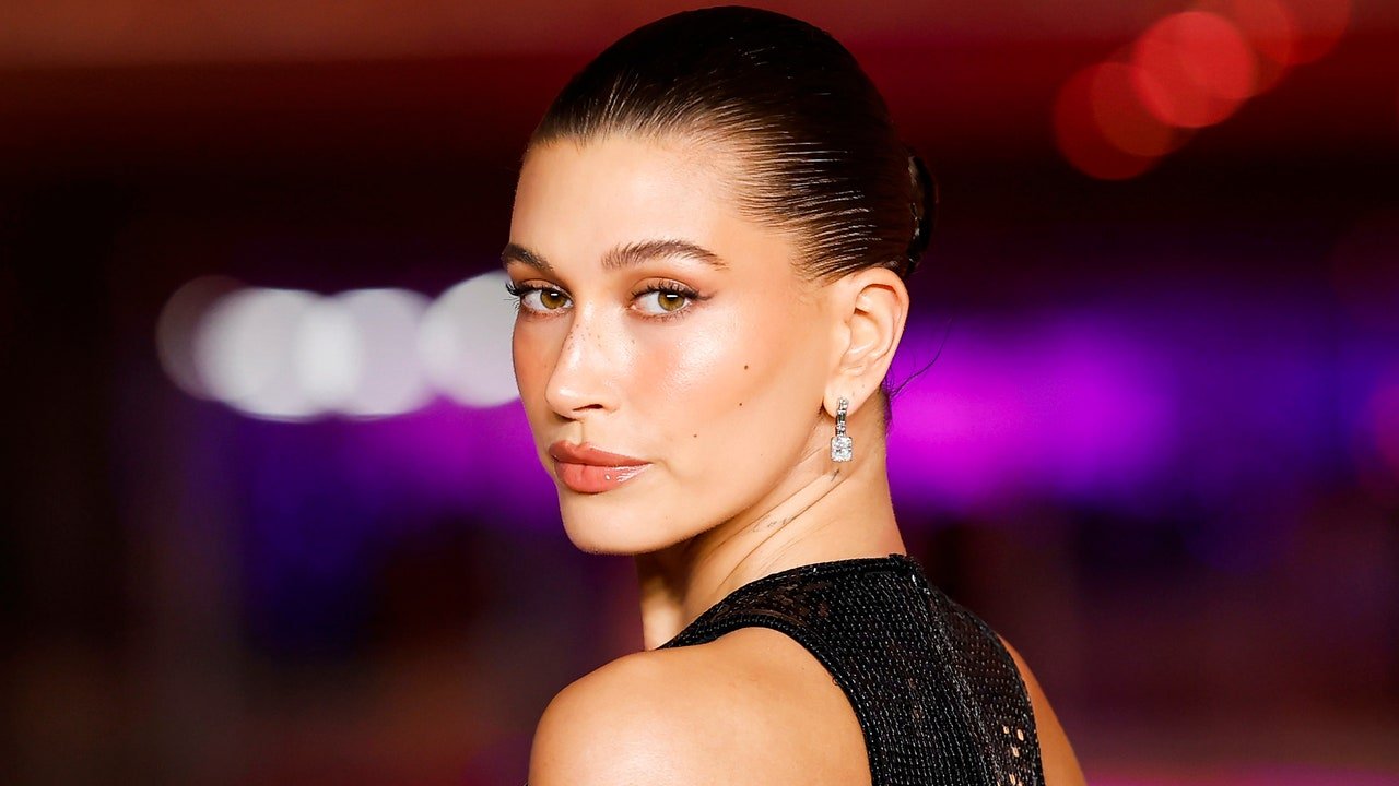 Hailey Bieber și-a făcut cel mai drăguț nail art cu inițiale, dar nu cu litera pe care o crezi – Vezi foto