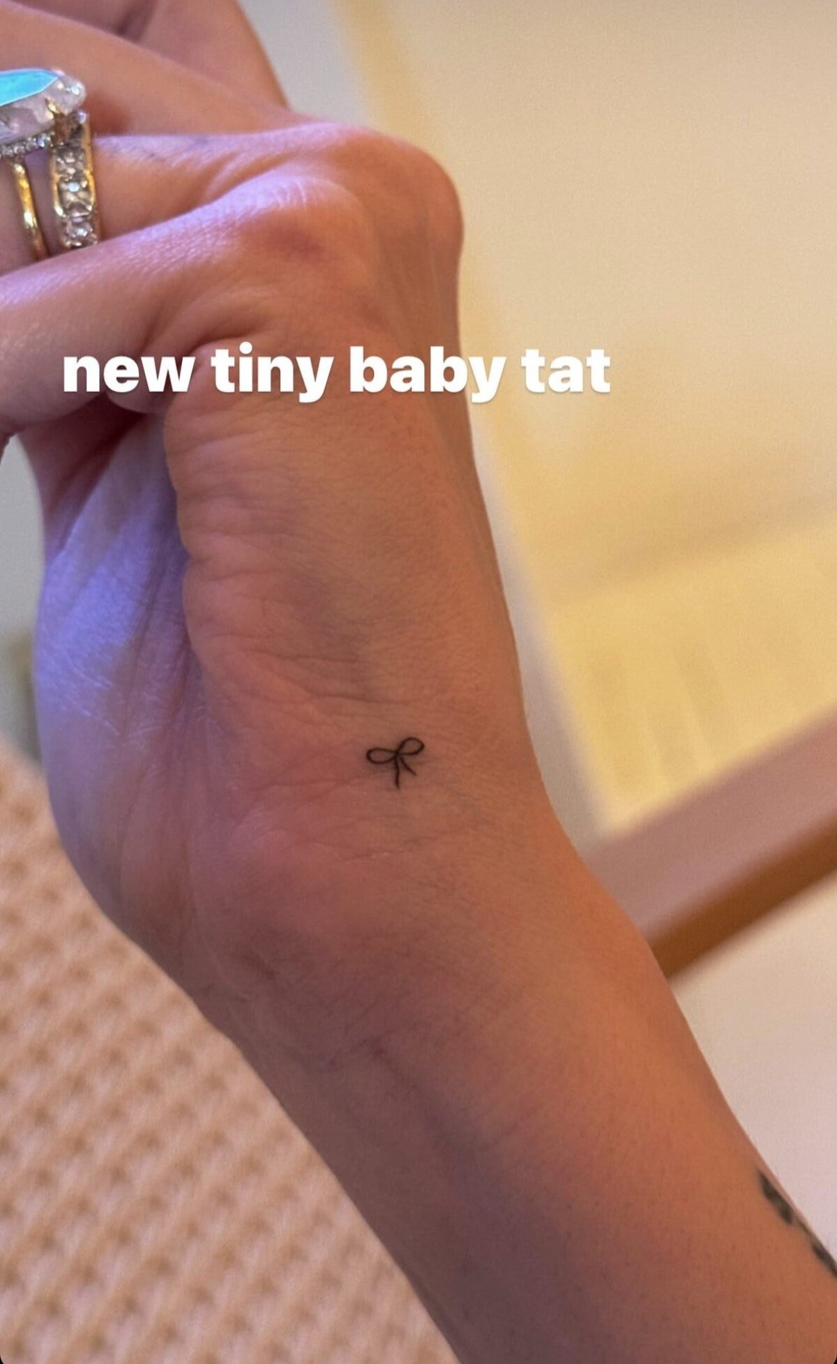 Hailey Bieber și-a făcut cel mai drăguț tatuaj de mână din toate timpurile – Vezi foto