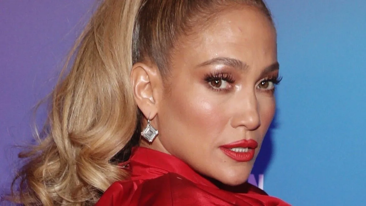 Secretul lui Jennifer Lopez pentru un ruj roșu perfect? Nude Lip Liner – Vezi video