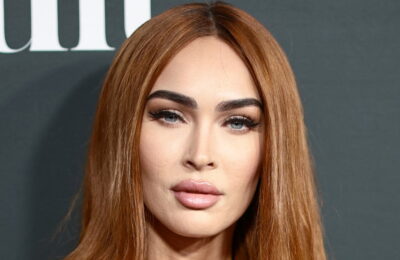 „Hungover Updo” al lui Megan Fox este o schimbare amuzantă a unui clasic de modă – Vezi video