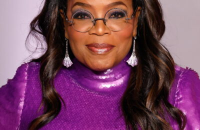 Probabil că mi-aș putea vedea reflexia în coada de cal înaltă și lucioasă a lui Oprah