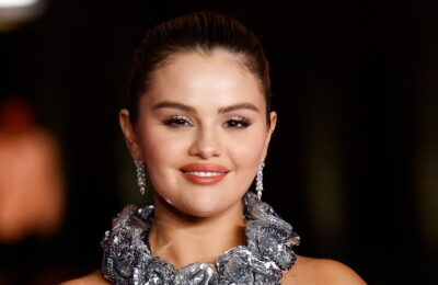 Lacul de unghii de 15 dolari din spatele manichiurii minimaliste „High Gloss” a Selenei Gomez