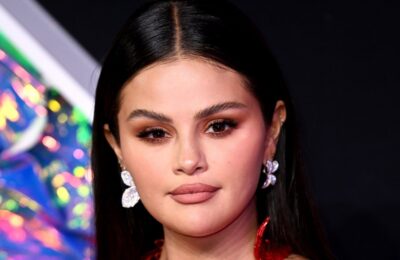 Selena Gomez face ca până și o manichiură roșie de bază să pară scumpă – Vezi fotografiile